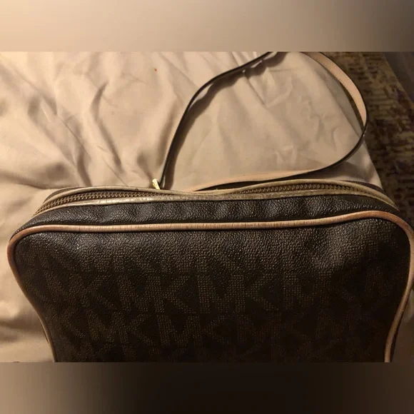 Michael Kors signature leather crossbody - Picture 3 of 6